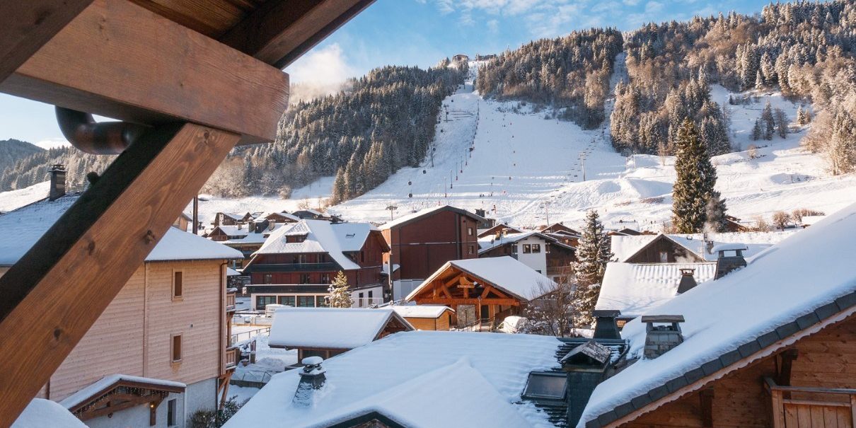 Chalet Alaska Morzine Les Portes du Soleil Frankrijk wintersport skivakantie luxe uitzicht dorp besneeuwde daken bomen sneeuw