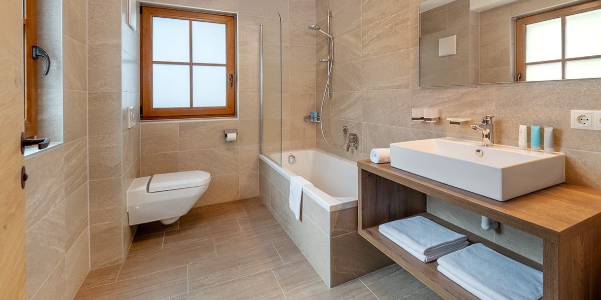 Chalet Cristal Sankt Anton Arlberg Oostenrijk wintersport skivakantie luxe badkamer bad wastafel handdoeken spiegel badproducten ramen toilet
