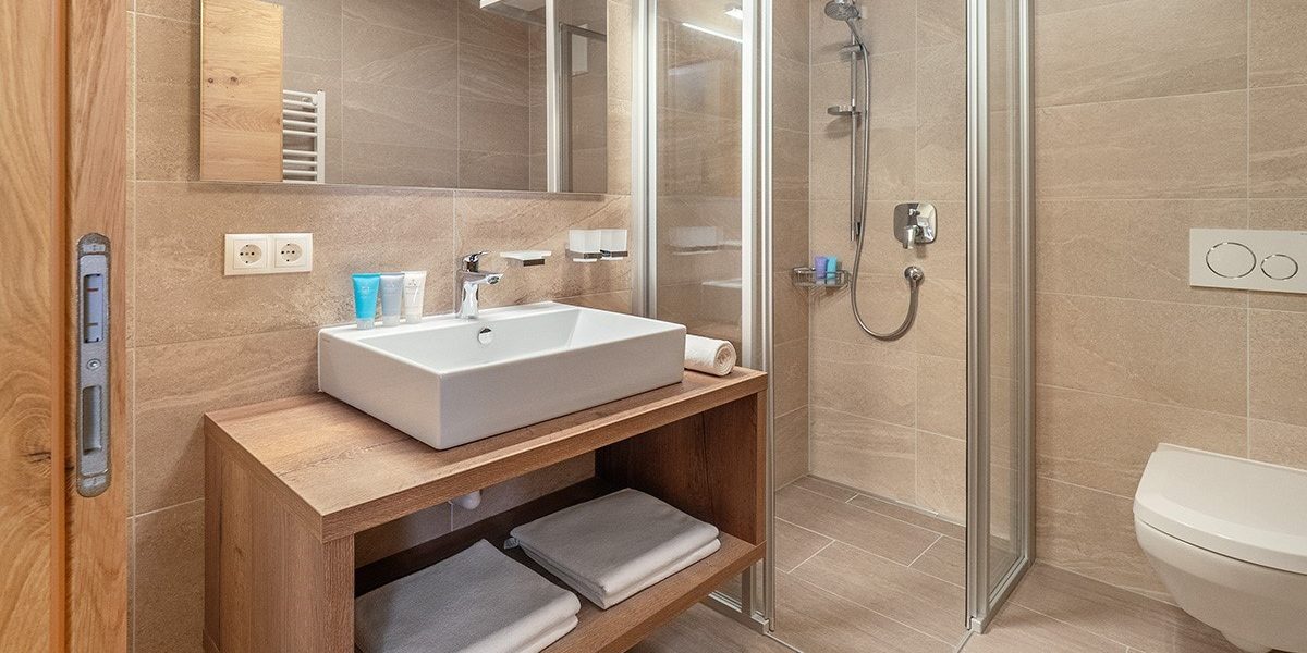 Chalet Cristal Sankt Anton Arlberg Oostenrijk wintersport skivakantie luxe badkamer douche wastafel handdoeken spiegel badproducten toilet