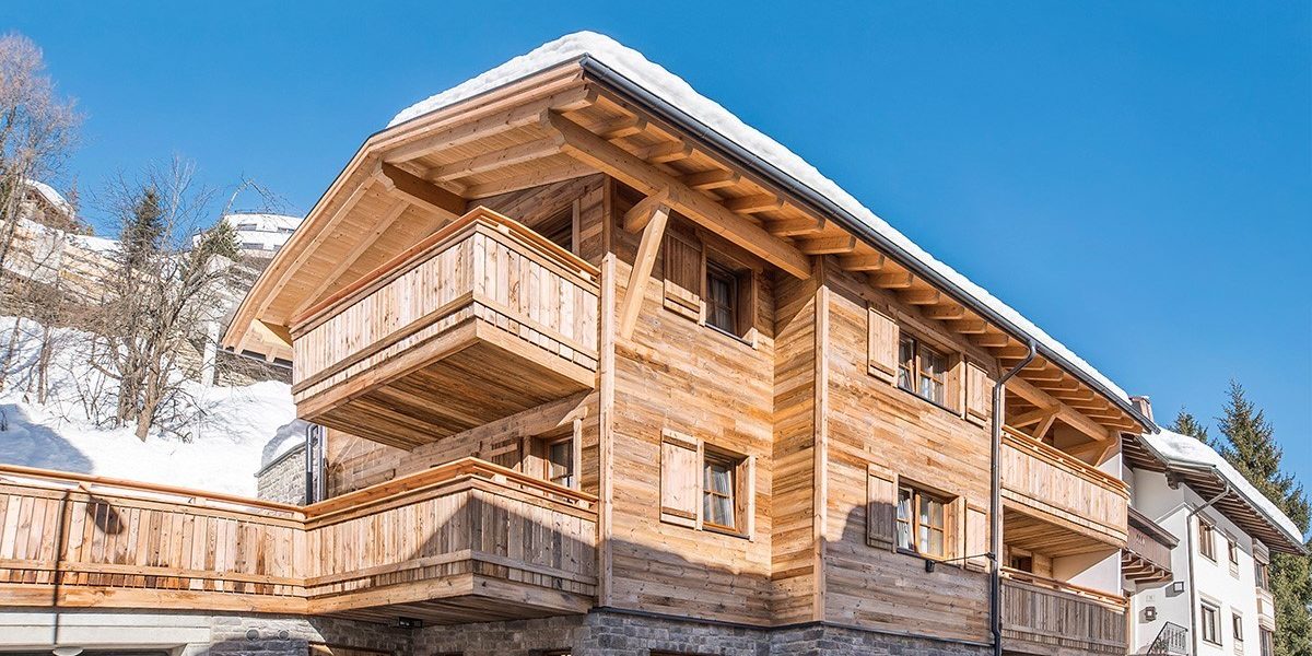 Chalet Cristal Sankt Anton Arlberg Oostenrijk wintersport skivakantie luxe chalet ligging sneeuw bomen besneeuwde bergen