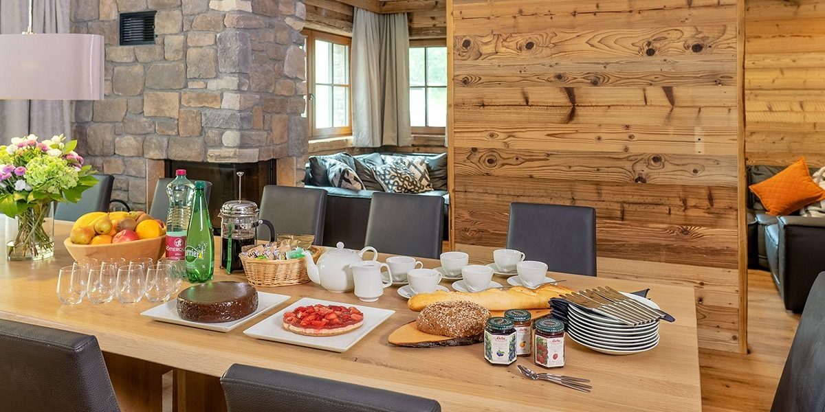 Chalet Cristal Sankt Anton Arlberg Oostenrijk wintersport skivakantie luxe gedekte tafel brood taart fruit bloemen jam high tea