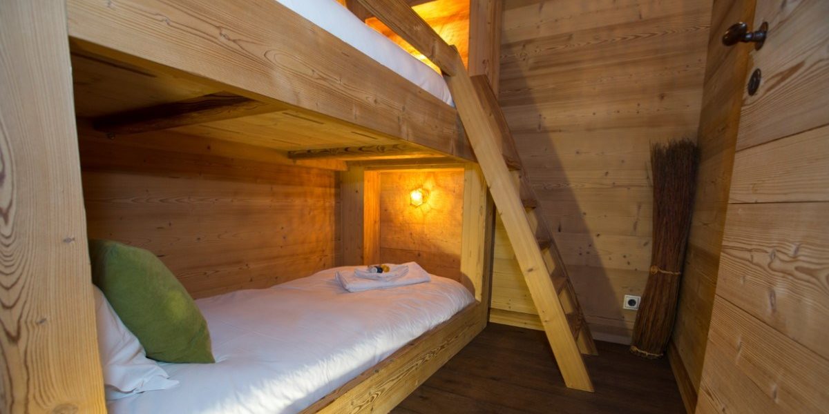 Chalet La Petite Ferme Val d'Isere Tignes & Val d'Isere Frankrijk wintersport skivakantie luxe slaapkamer stapelbed kinderkamer groen kussen trap hout