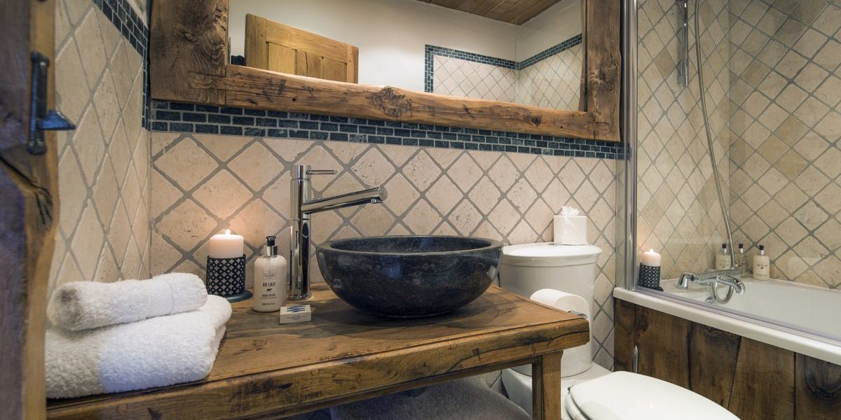Chalet Lafitenia Val d'Isere Tignes-Val d'Isere Frankrijk wintersport skivakantie luxe badkamer bad wastafel handdoeken spiegel kaarsen toilet