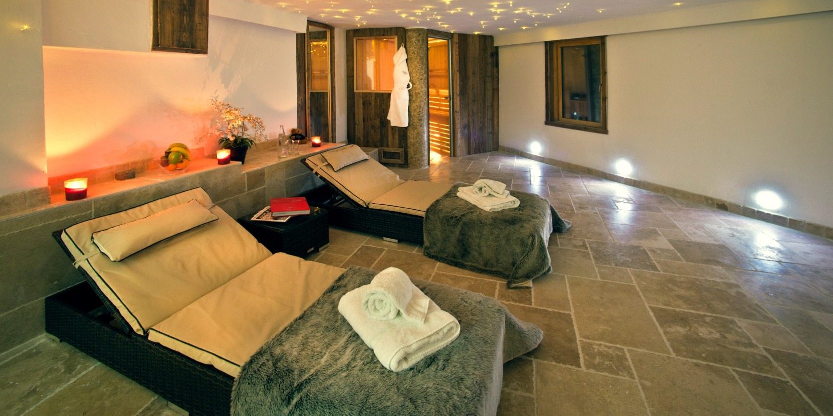 Chalet Lafitenia Val d'Isere Tignes-Val d'Isere Frankrijk wintersport skivakantie luxe sauna ligstoelen handdoeken kaarsen badjas ontspannen relaxen genieten