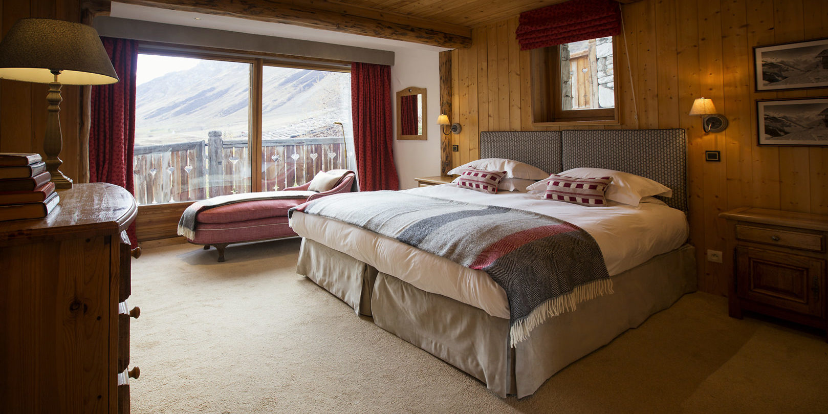Chalet Lafitenia Val d'Isere Tignes-Val d'Isere Frankrijk wintersport skivakantie luxe slaapkamer 2-persoonsbed chaise longue kastje hout raam schilderijen balkon bergen