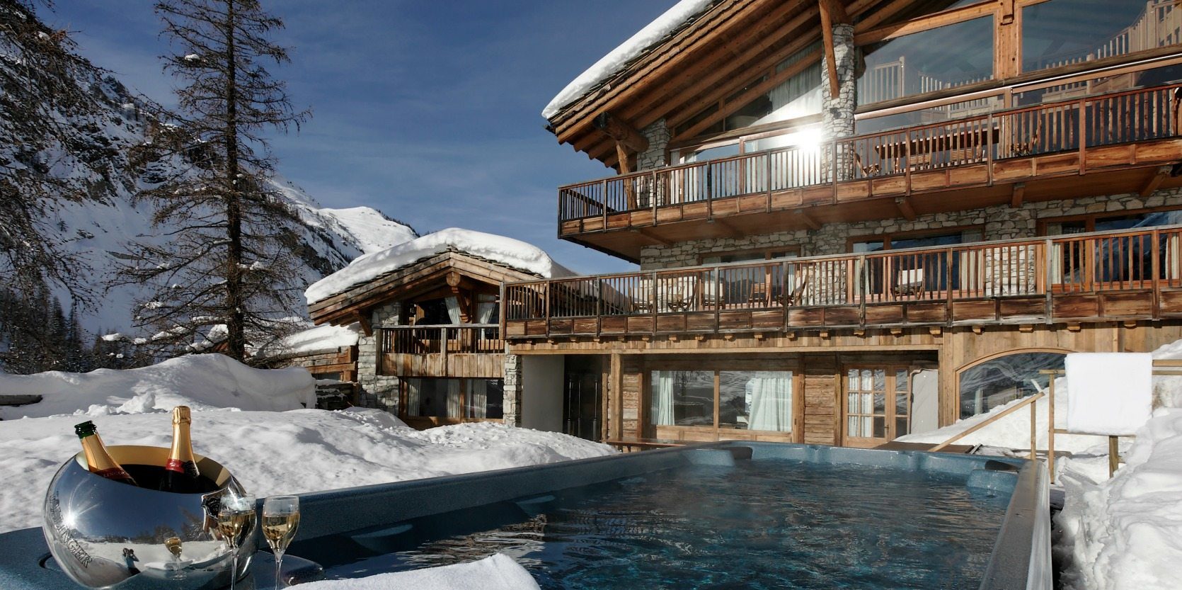Chalet Le Chardon Val d'Isere Tignes-Val d'Isere Frankrijk wintersport skivakantie luxe chalet jacuzzi Champagne bomen besneeuwde bergen ontspannen relaxen genieten
