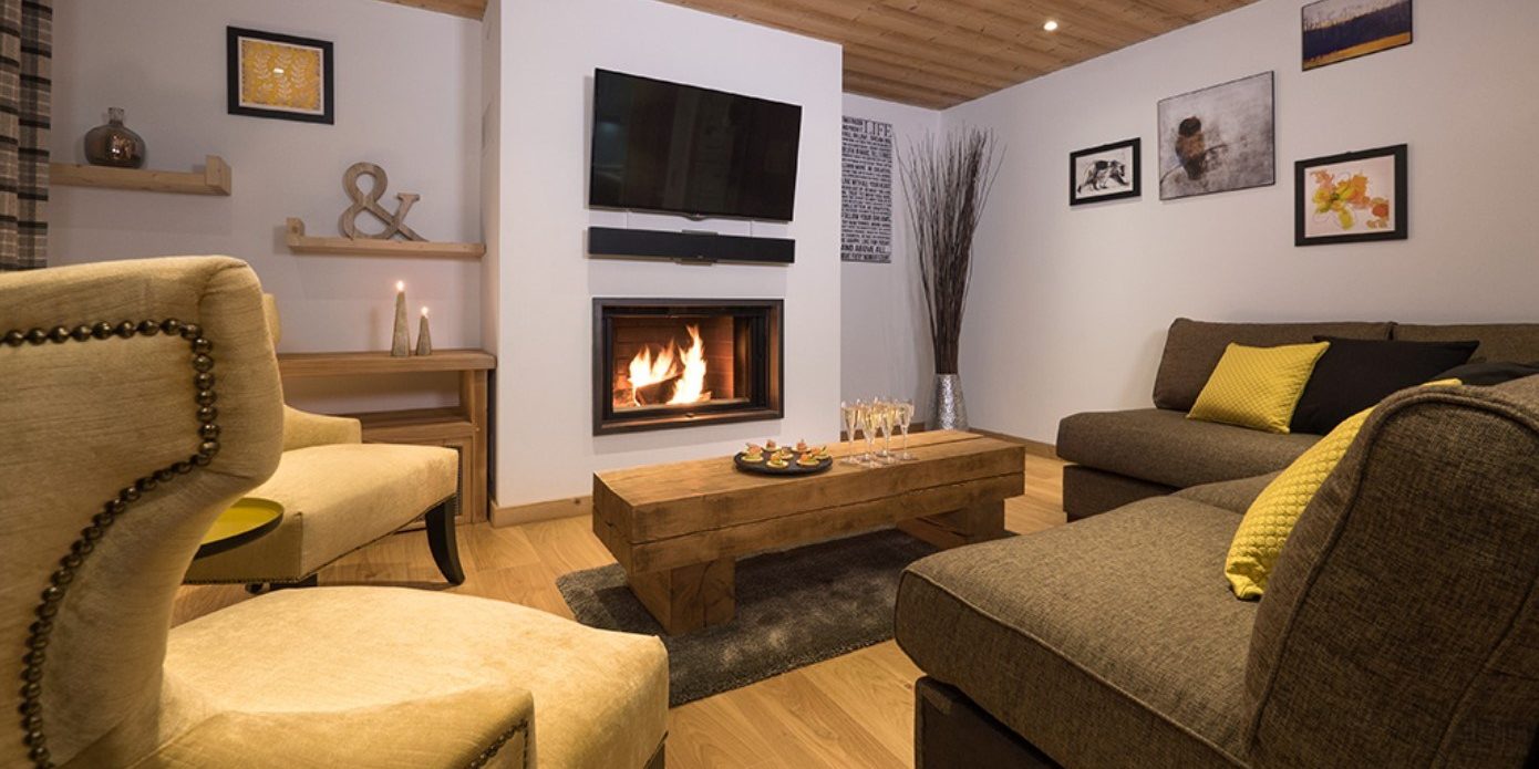 Chalet Nevada Morzine Les Portes du Soleil Frankrijk wintersport skivakantie luxe hoekbank fauteuils open haard Champagne hapjes vloerkleed schilderijen TV