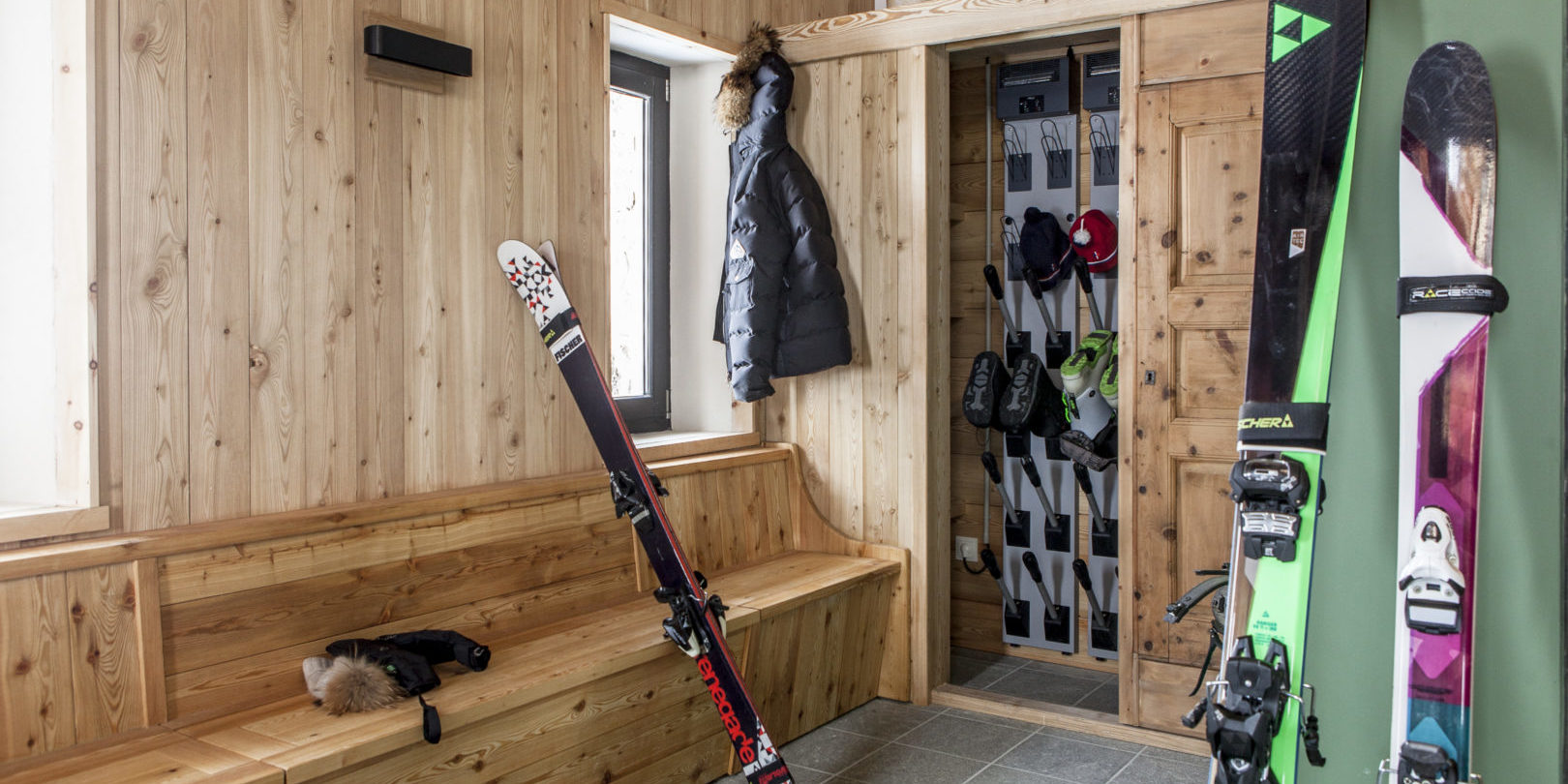 CLUB 21Forty Arc 2000 Paradiski Frankrijk wintersport skivakantie luxe skiberging ski's bankje jas schoenen hout ramen