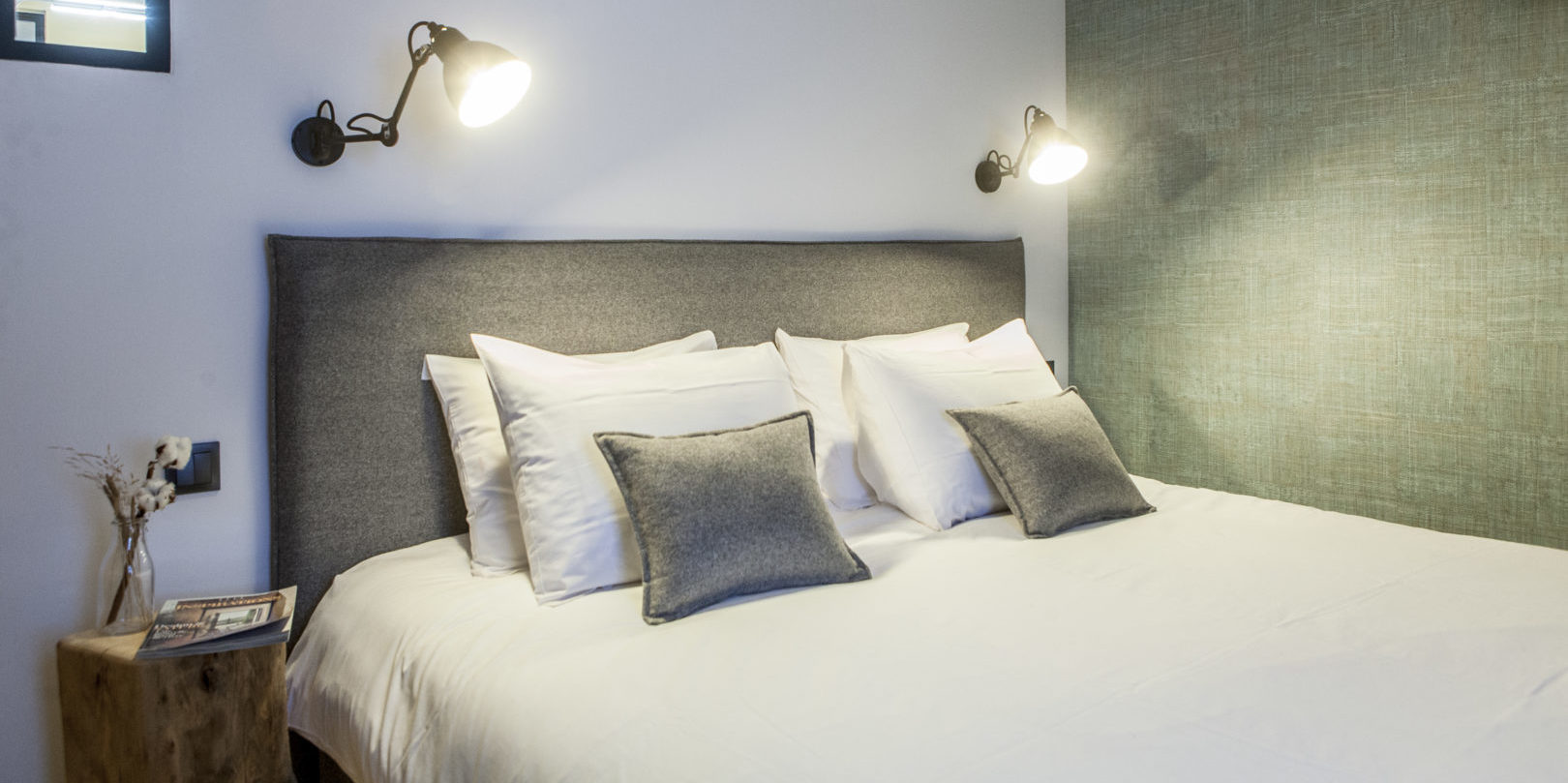 CLUB 21Forty Arc 2000 Paradiski Frankrijk wintersport skivakantie luxe slaapkamer 2-persoonsbed nachtlampjes nachtkastje groene muur spiegel bloem boek
