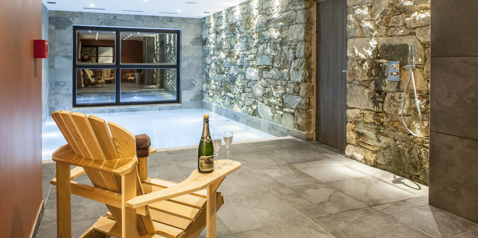 CLUB 21Forty Arc 2000 Paradiski Frankrijk wintersport skivakantie luxe zwembad ligstoel Champagne glazen verlichting raam douche ontspannen relaxen genieten