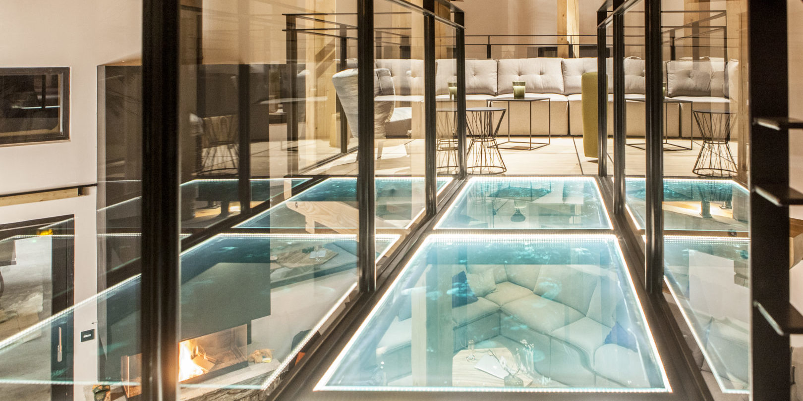 CLUB 21Forty Arc 2000 Paradiski Frankrijk wintersport skivakantie luxe zwevende mezzanine glas lounge bank houten balken