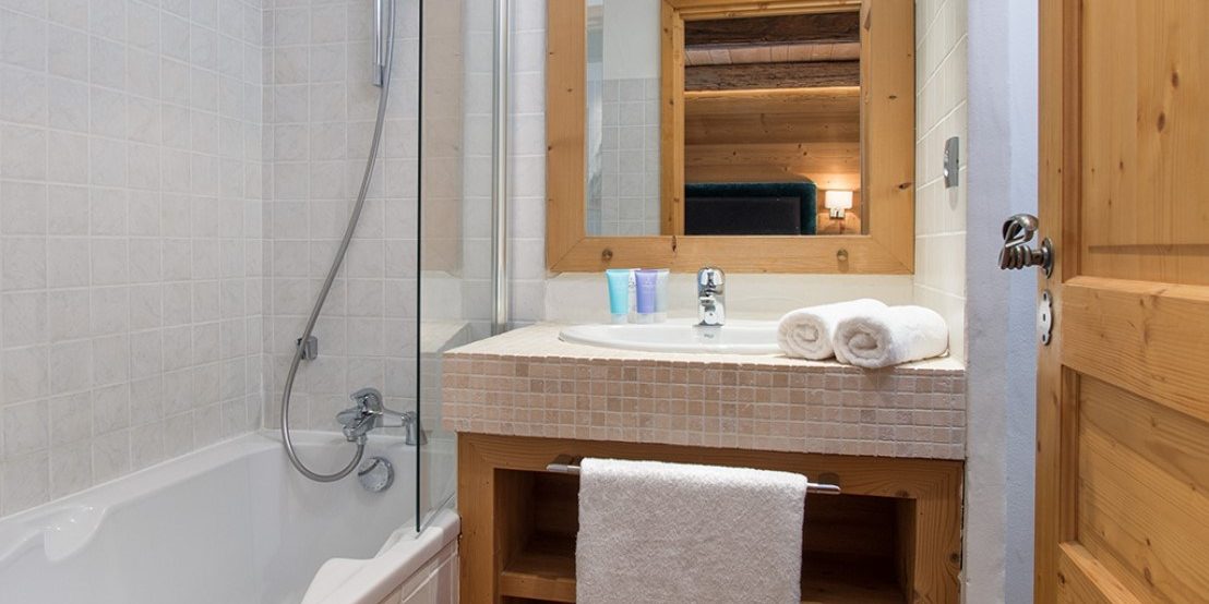 Club Bellevarde Lodge Val d'Isere Tignes & Val d'Isere Frankrijk wintersport skivakantie luxe badkamer bad wastafel handdoeken spiegel