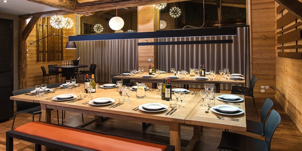 Club Bellevarde Lodge Val d'Isere Tignes & Val d'Isere Frankrijk wintersport skivakantie luxe eetkamer gedekte tafel wijn wijnglazen bankje hanglampen