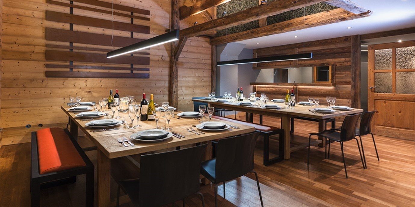 Club Bellevarde Lodge Val d'Isere Tignes & Val d'Isere Frankrijk wintersport skivakantie luxe eetkamer gedekte tafels wijn wijnglazen stoelen bankje hout