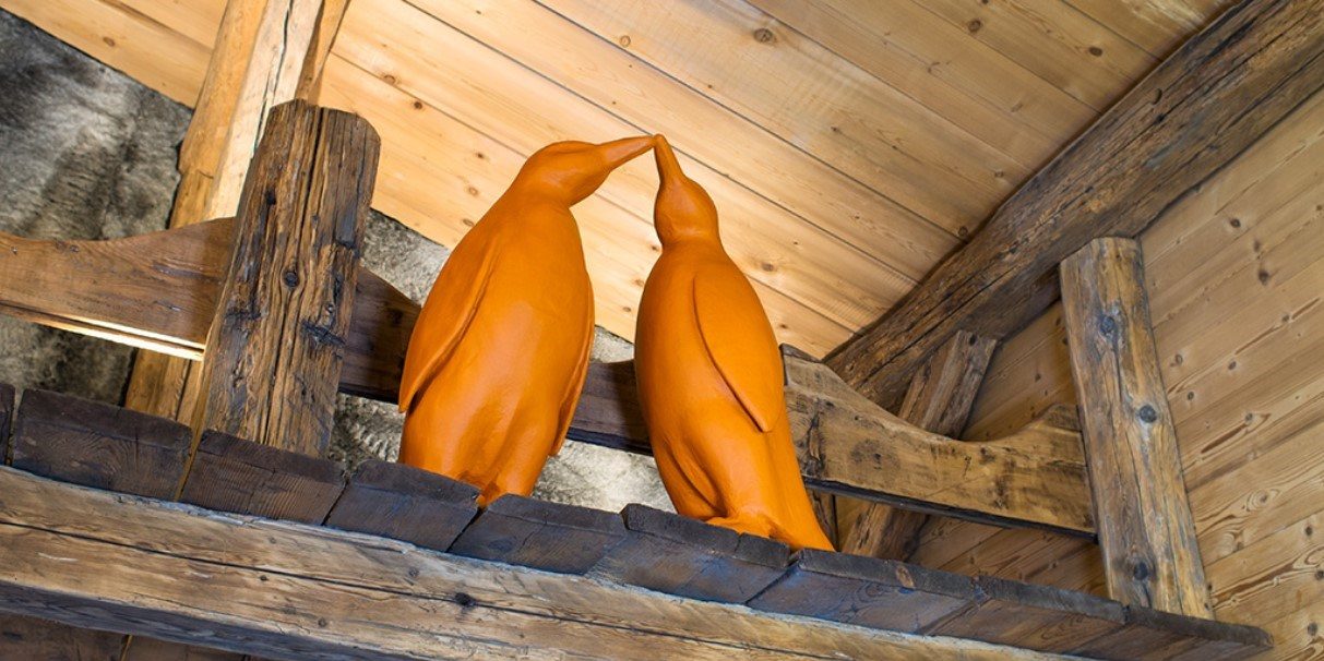 Club Bellevarde Lodge Val d'Isere Tignes & Val d'Isere Frankrijk wintersport skivakantie luxe houten balken pinguins decoratie
