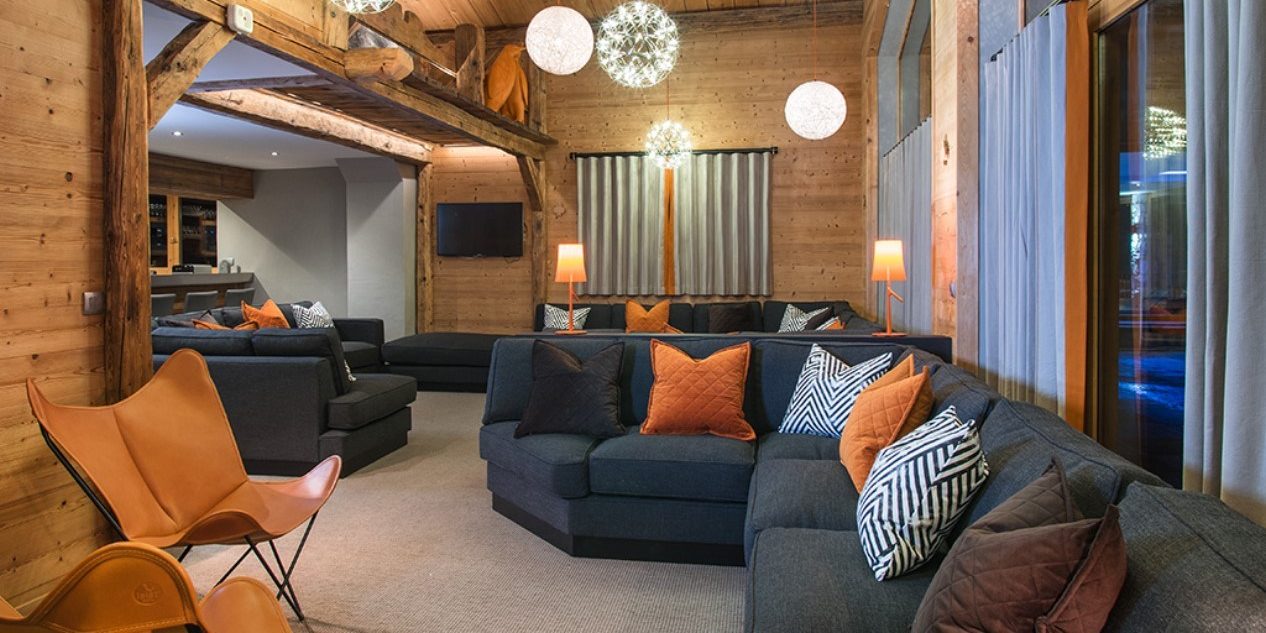 Club Bellevarde Lodge Val d'Isere Tignes & Val d'Isere Frankrijk wintersport skivakantie luxe living banken kussens fauteuils hanglampen ramen houten balken