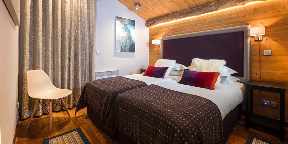 Club Bellevarde Lodge Val d'Isere Tignes & Val d'Isere Frankrijk wintersport skivakantie luxe slaapkamer aparte bedden stoel verlichting hout nachtkastje