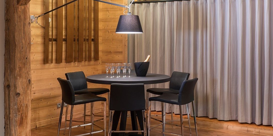 Club Bellevarde Lodge Val d'Isere Tignes & Val d'Isere Frankrijk wintersport skivakantie luxe zithoek tafel stoelen Champagne glazen hanglampen