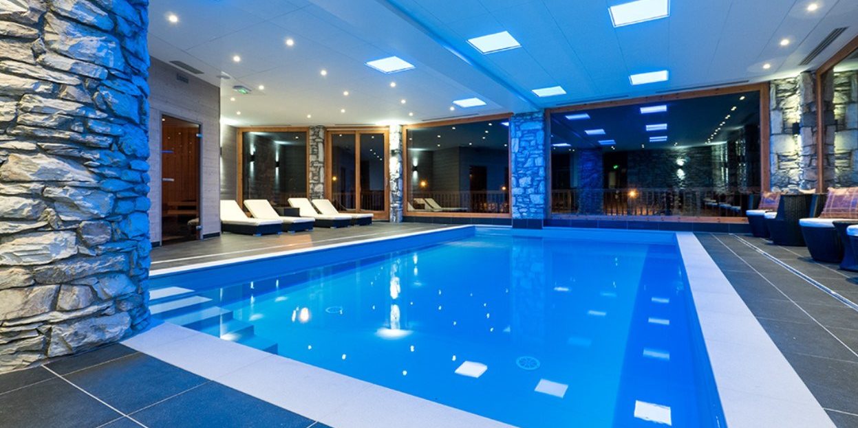 Club Bellevarde Lodge Val d'Isere Tignes & Val d'Isere Frankrijk wintersport skivakantie luxe zwembad ligstoelen ontspannen relaxen genieten