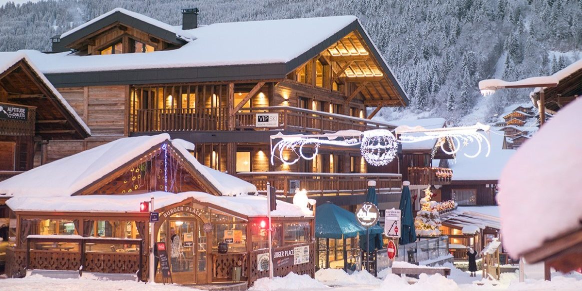Colibri Penthouse Morzine Les Portes du Soleil Frankrijk wintersport skivakantie luxe Penthouse ligging verlichting terras parasols besneeuwde bomen besneeuwde daken