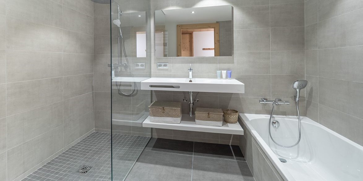 Colibri Penthouse Morzine Les Portes du Soleil Frankrijk wintersport skivakantie luxe badkamer bad douche wastafel spiegel mandjes