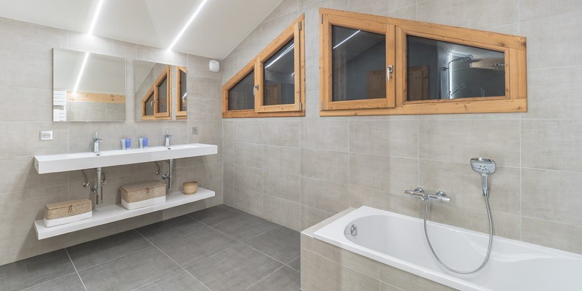 Colibri Penthouse Morzine Les Portes du Soleil Frankrijk wintersport skivakantie luxe badkamer bad wastafel spiegel mandjes ramen