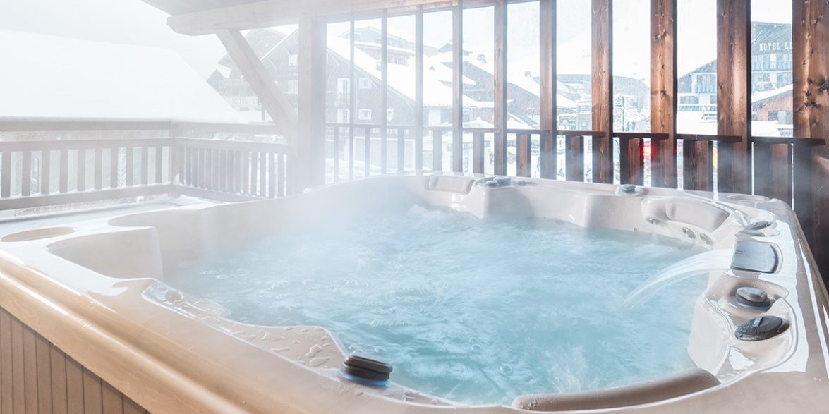 Colibri Penthouse Morzine Les Portes du Soleil Frankrijk wintersport skivakantie luxe hot tub balkon overkapping houten balken bergen