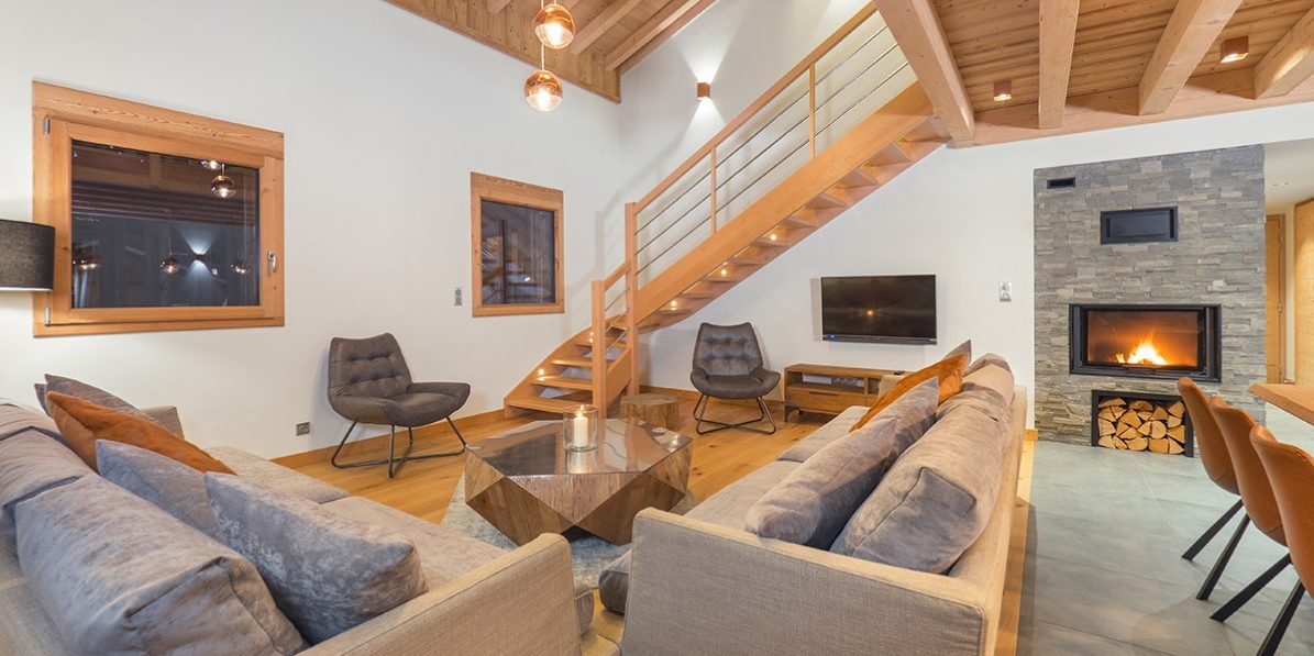 Colibri Penthouse Morzine Les Portes du Soleil Frankrijk wintersport skivakantie luxe living open haard banken stoelen kaars TV eetkamer houten balken