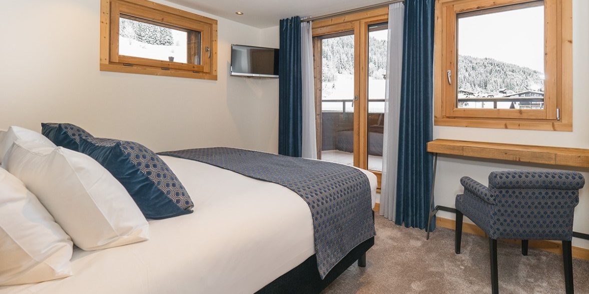 Colibri Penthouse Morzine Les Portes du Soleil Frankrijk wintersport skivakantie luxe slaapkamer 2-persoonsbed kussens stoel ramen balkon