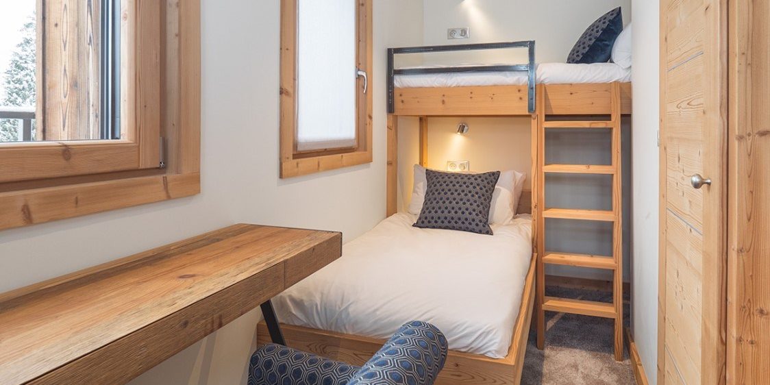 Colibri Penthouse Morzine Les Portes du Soleil Frankrijk wintersport skivakantie luxe slaapkamer stapelbed kinderkamer bureau stoel ramen