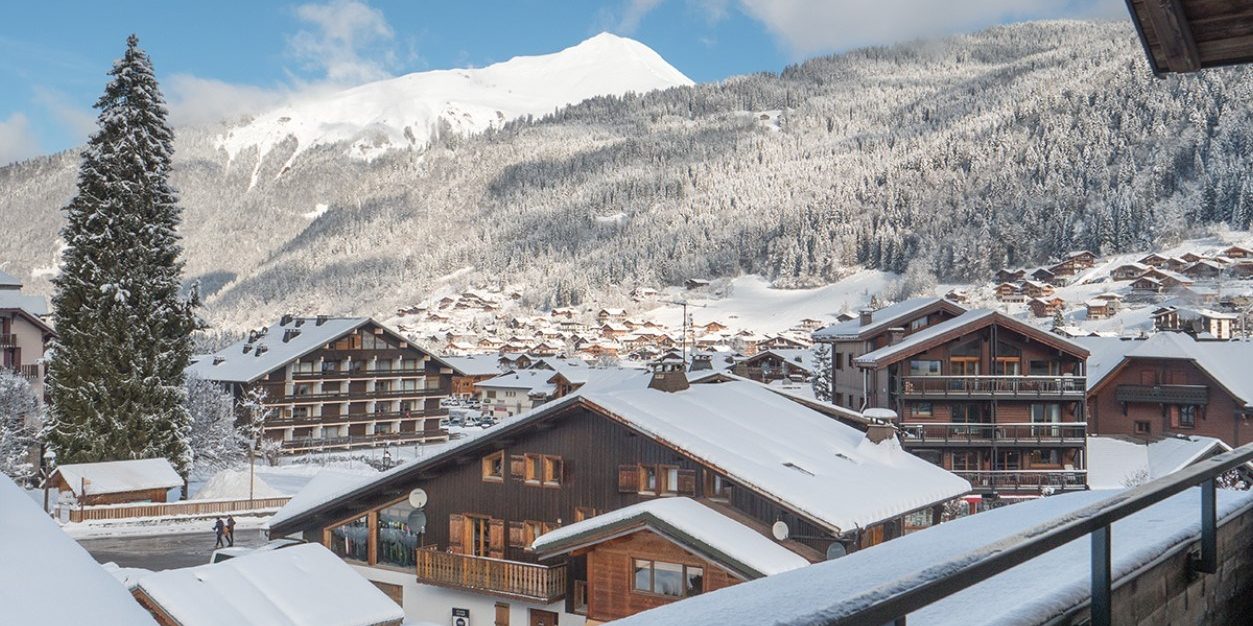 Colibri Penthouse Morzine Les Portes du Soleil Frankrijk wintersport skivakantie luxe uizicht balkon dorp besneeuwde daken bomen besneeuwde bergen