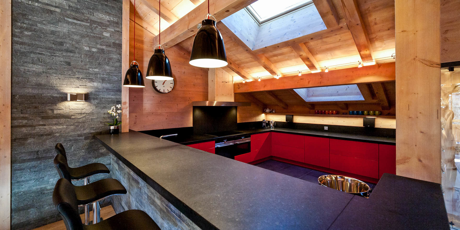 Penthouse Les Gets Les Portes du Soleil Frankrijk wintersport skivakantie luxe keuken barkrukken hanglampen dakraam houten balken
