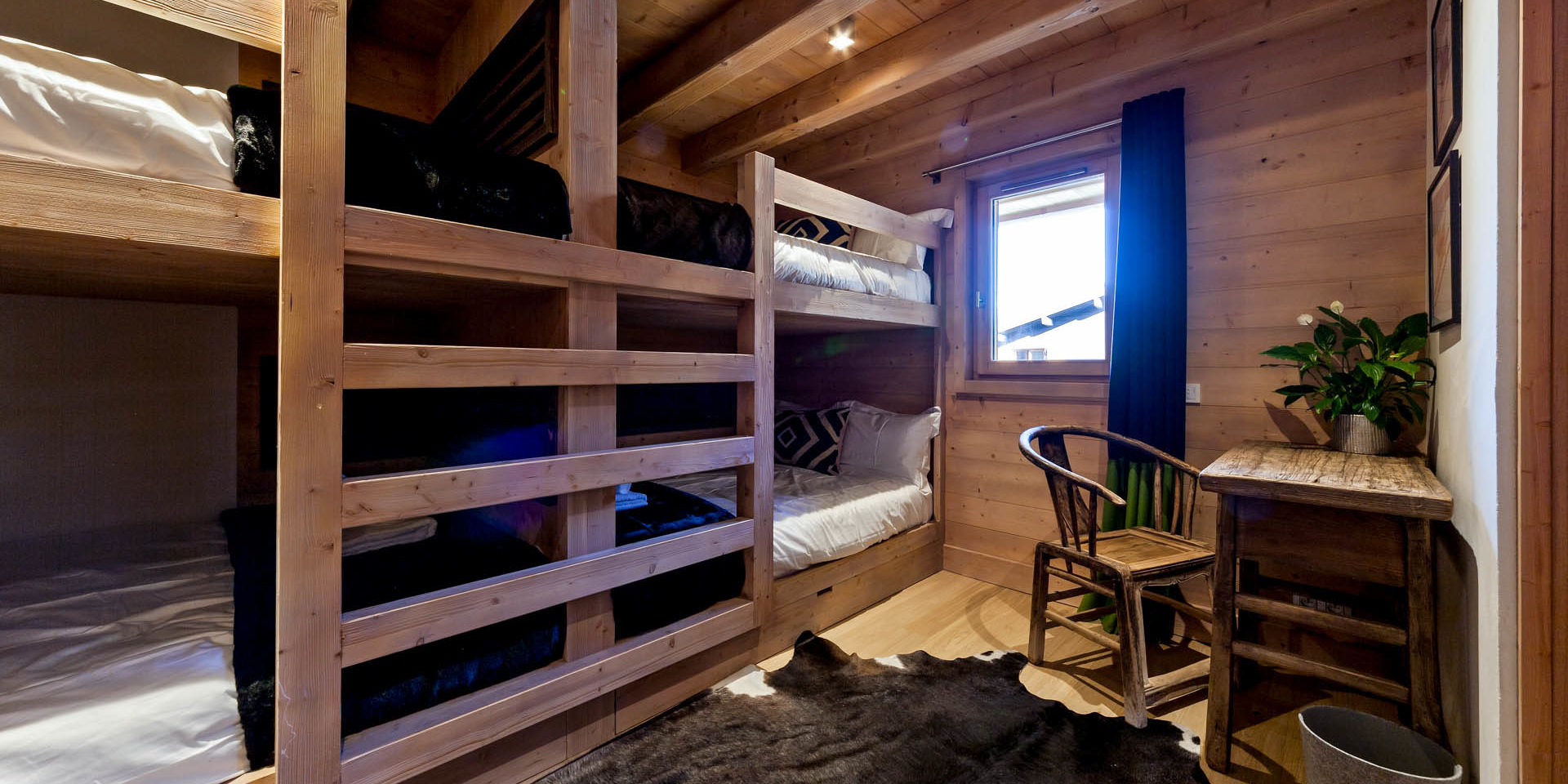 Penthouse Les Gets Les Portes du Soleil Frankrijk wintersport skivakantie luxe slaapkamer stapelbedden 4 aparte bedden kinderkamer vloerkleed zitje stoel bloemen raam