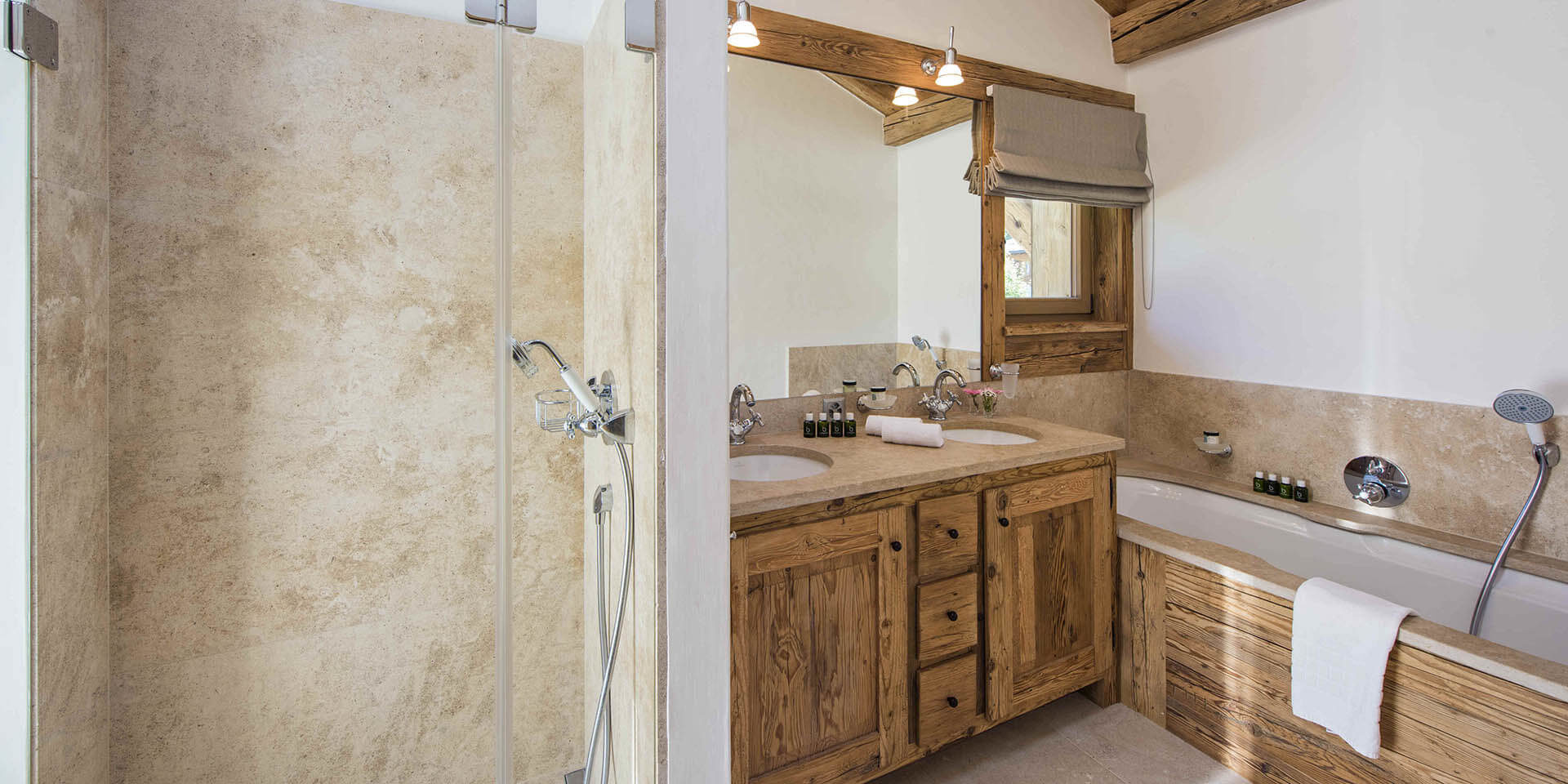 Penthouse Sherwood Verbier Les 4 Vallees Zwitserland wintersport skivakantie luxe badkamer bad douche wastafel spiegel verlichting
