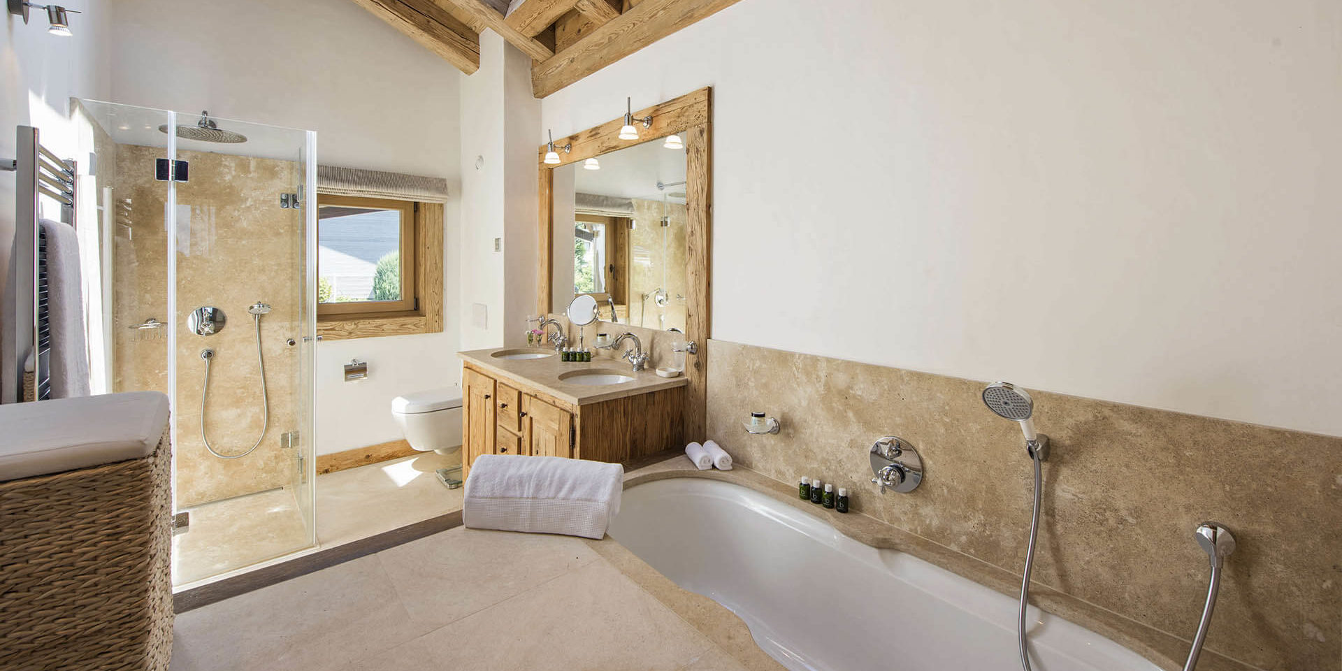 Penthouse Sherwood Verbier Les 4 Vallees Zwitserland wintersport skivakantie luxe badkamer verzonken bad douche wastafel spiegel
