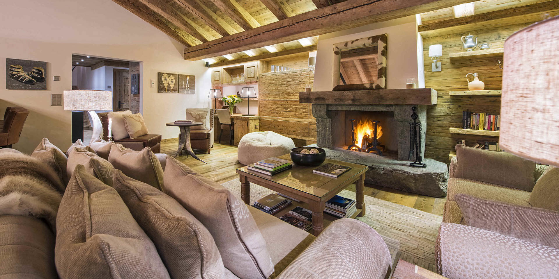 Penthouse Sherwood Verbier Les 4 Vallees Zwitserland wintersport skivakantie luxe living banken open haard zitzak fauteuils vloerkleed houten balken