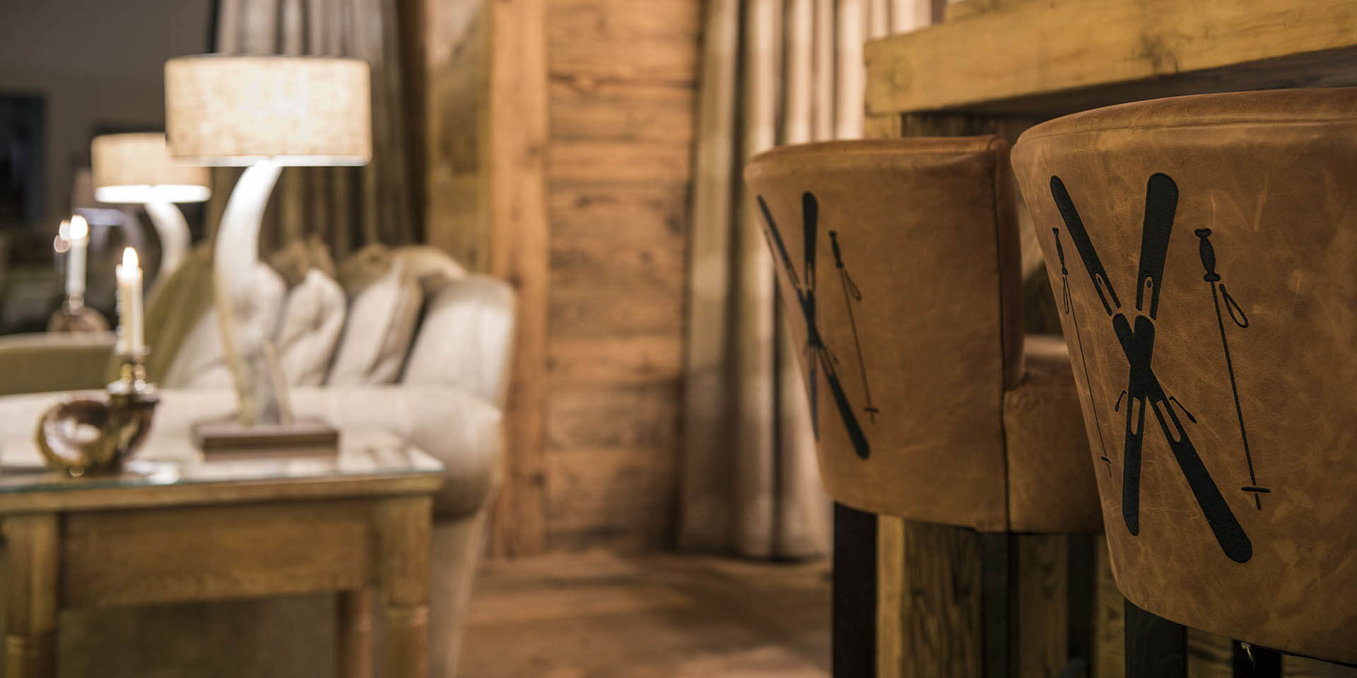 Penthouse Sherwood Verbier Les 4 Vallees Zwitserland wintersport skivakantie luxe living barkrukken eettafel lampen verlichting ramen