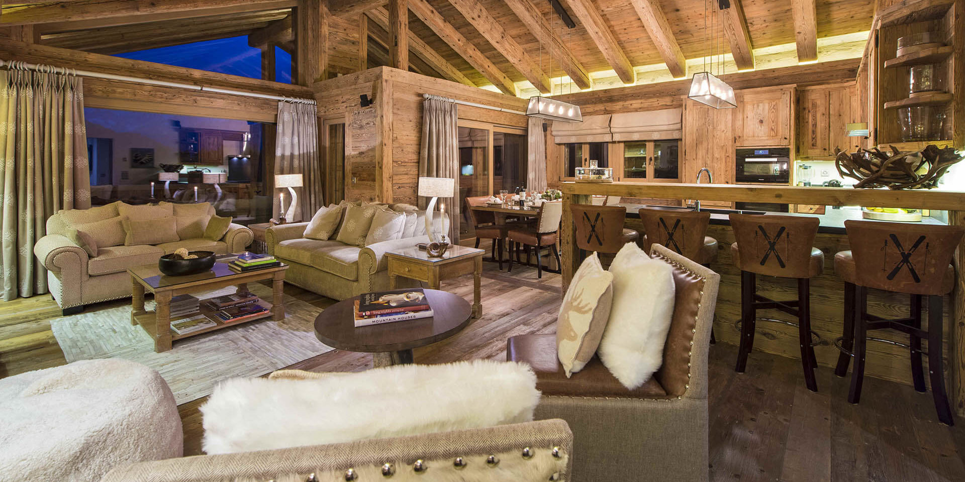 Penthouse Sherwood Verbier Les 4 Vallees Zwitserland wintersport skivakantie luxe living fauteuil banken bar barkrukken keuken vloerkleed houten balken raam