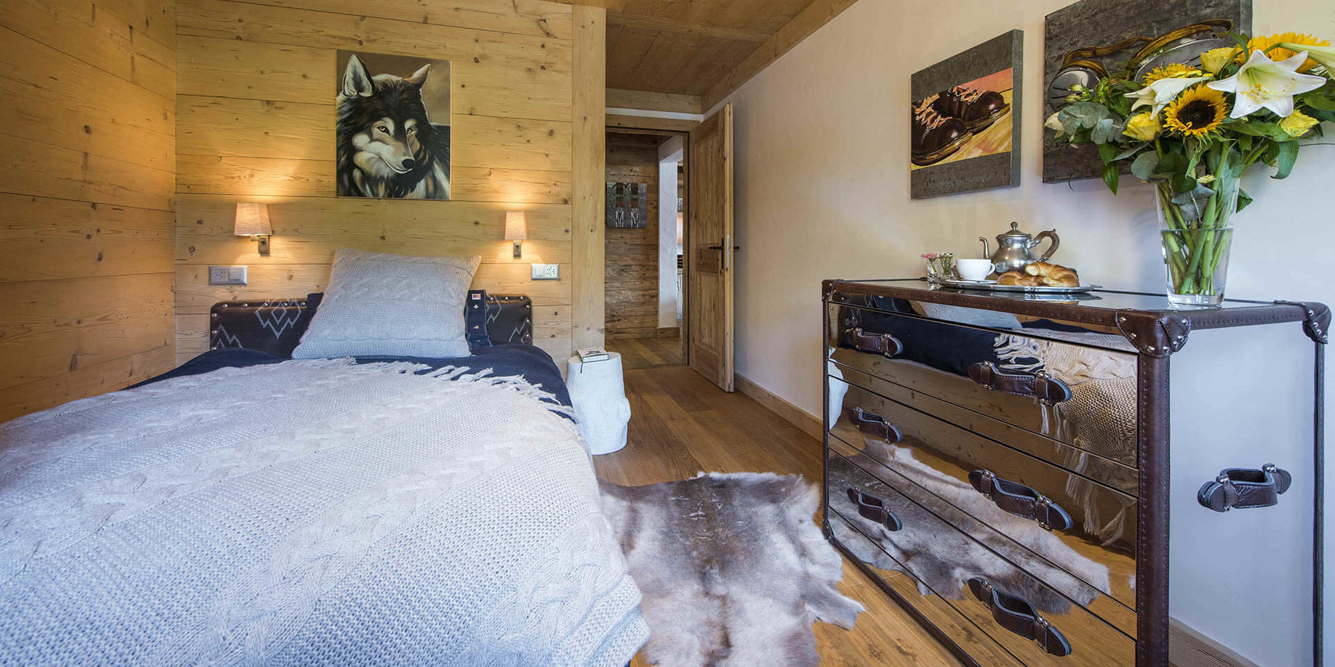 Penthouse Sherwood Verbier Les 4 Vallees Zwitserland wintersport skivakantie luxe slaapkamer 1-persoonsbed ladekast bloemen schilderijen hout