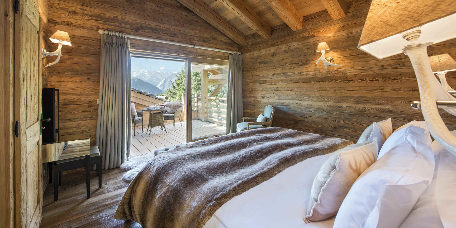 Penthouse Sherwood Verbier Les 4 Vallees Zwitserland wintersport skivakantie luxe slaapkamer 2-persoonsbed bureau kruk terras zitje houten balken