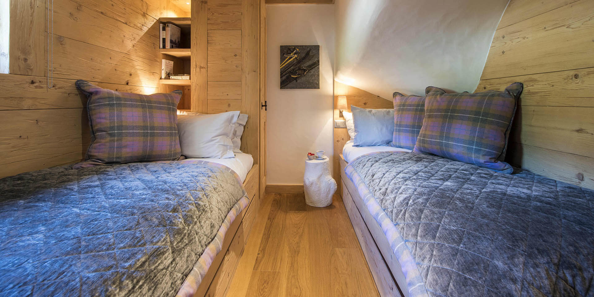 Penthouse Sherwood Verbier Les 4 Vallees Zwitserland wintersport skivakantie luxe slaapkamer aparte bedden kussens tafeltje verlichting houten kast