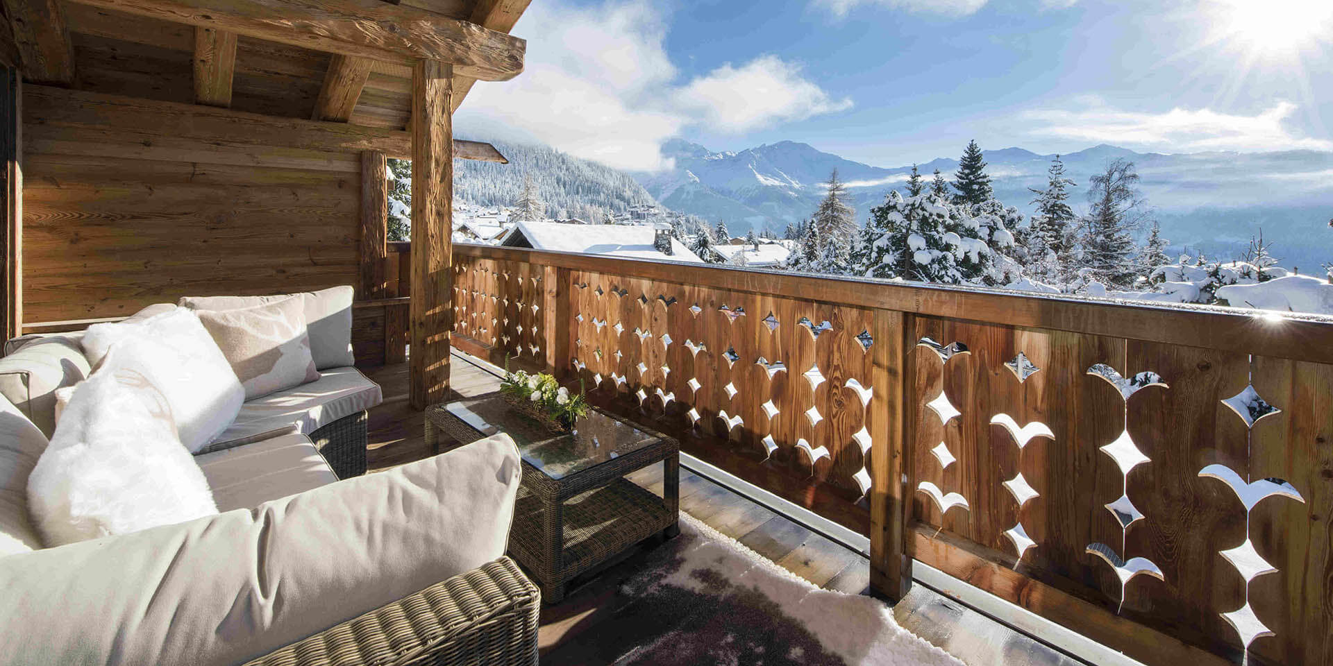 Penthouse Sherwood Verbier Les 4 Vallees Zwitserland wintersport skivakantie luxe terras bankje kussens overkapping besneeuwde bomen