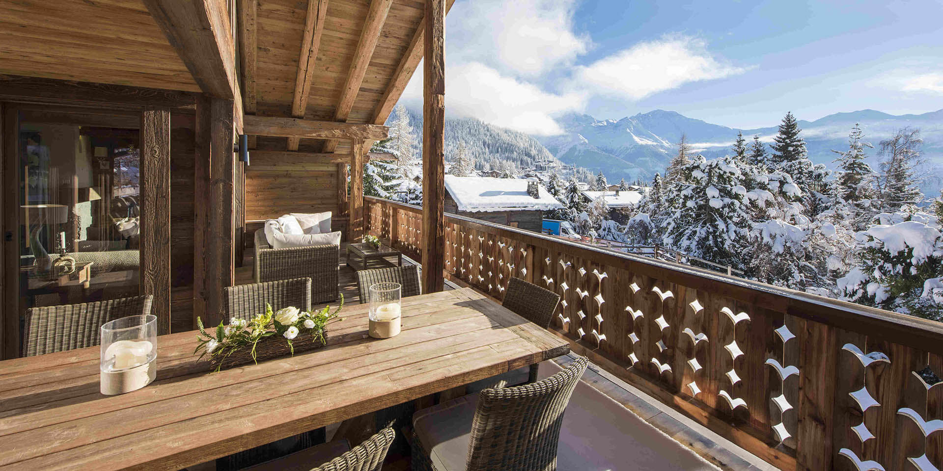 Penthouse Sherwood Verbier Les 4 Vallees Zwitserland wintersport skivakantie luxe terras tafel kaarsen overkapping besneeuwde bomen