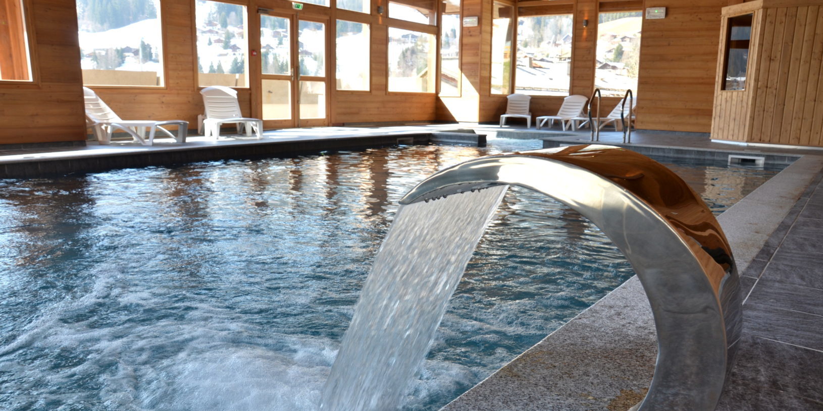 Residence Les Grandes Alpes La Clusaz Aravis Frankrijk wintersport skivakantie luxe zwembad jet ramen hout sneeuw ontspannen relaxen genieten