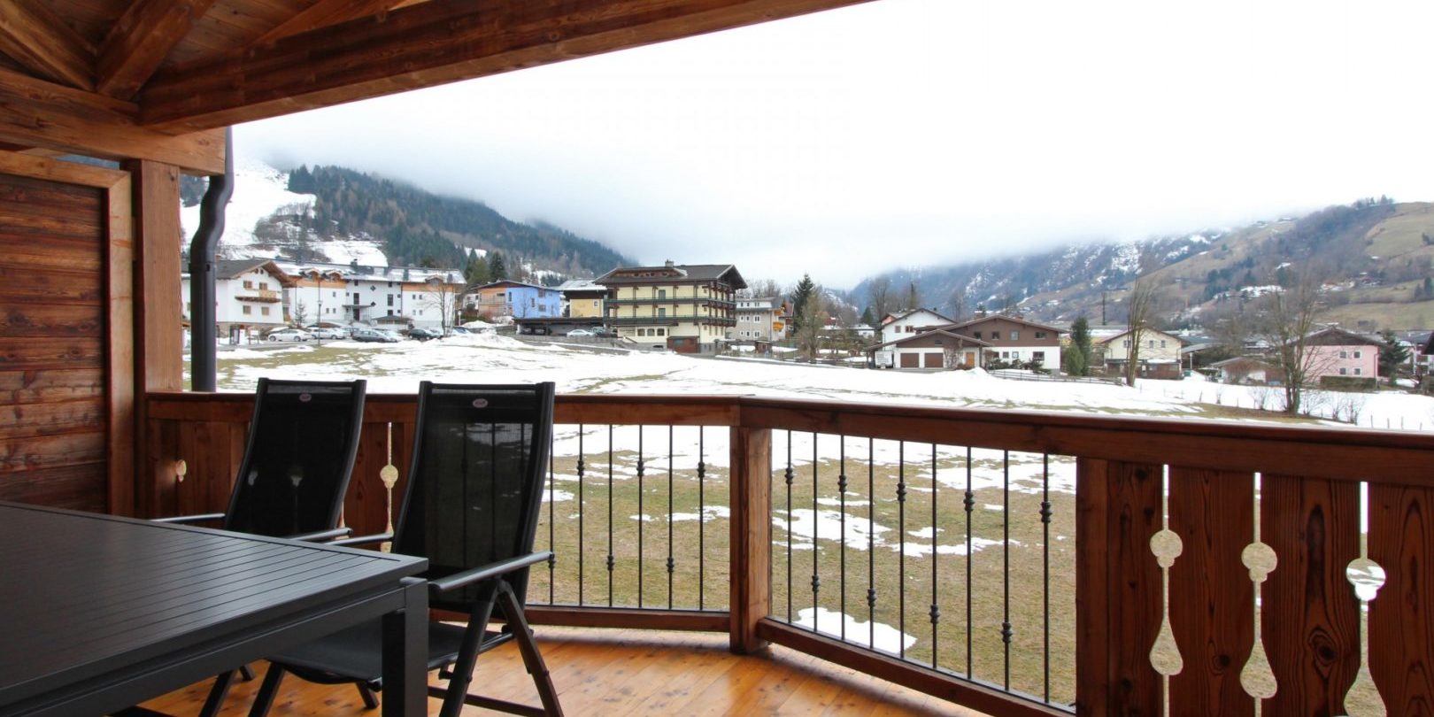Penthouses Avenida Mountain Resort Kaprun Zell am See-Kaprun Oostenrijk wintersport skivakantie luxe balkon tafel stoelen penthouse D31