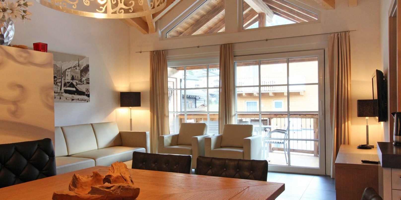 Penthouses Avenida Mountain Resort Kaprun Zell am See-Kaprun Oostenrijk wintersport skivakantie luxe living eetkamer penthouse C28