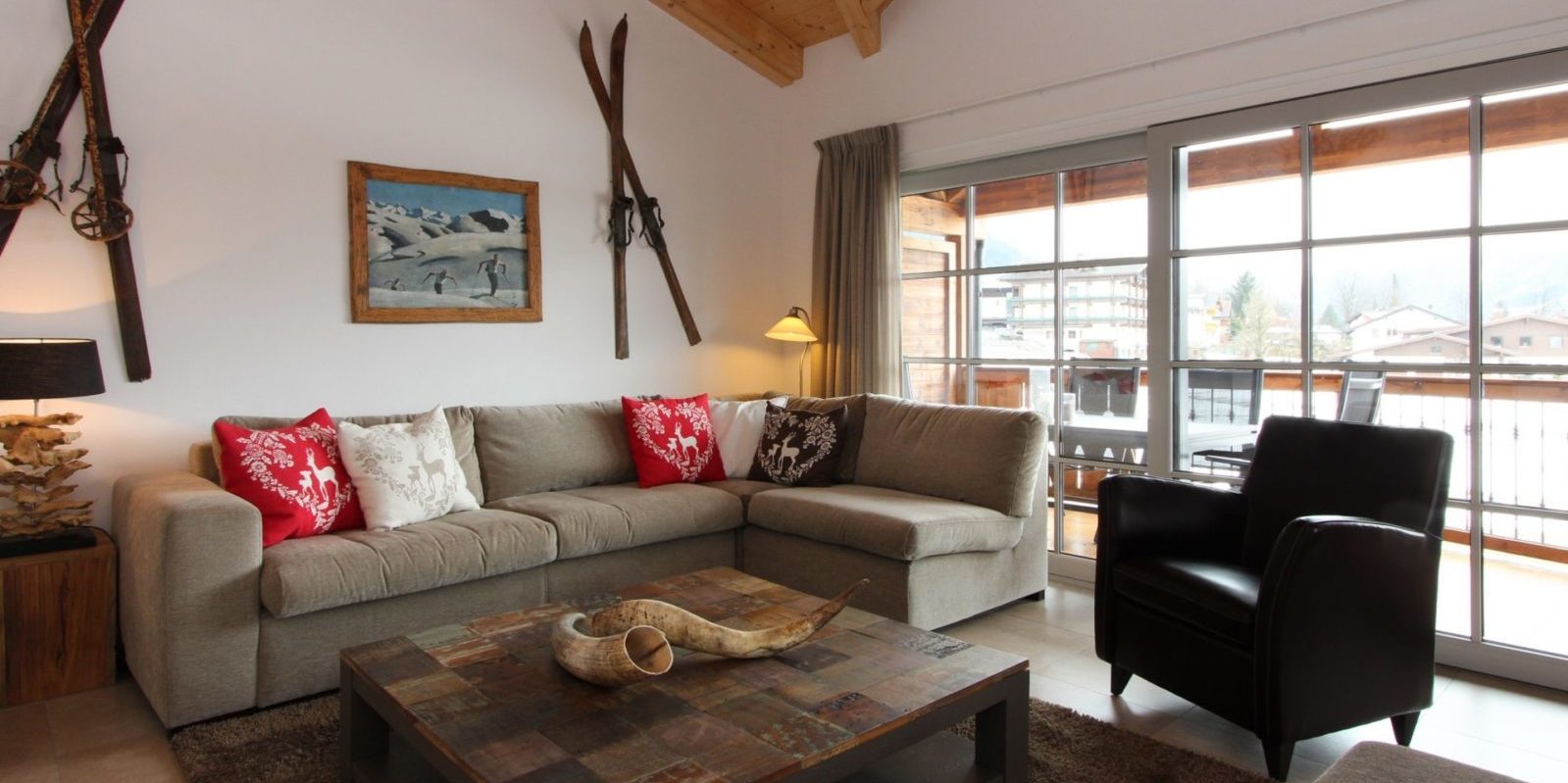 Penthouses Avenida Mountain Resort Kaprun Zell am See-Kaprun Oostenrijk wintersport skivakantie luxe living hoekbank fauteuil penthouse D31