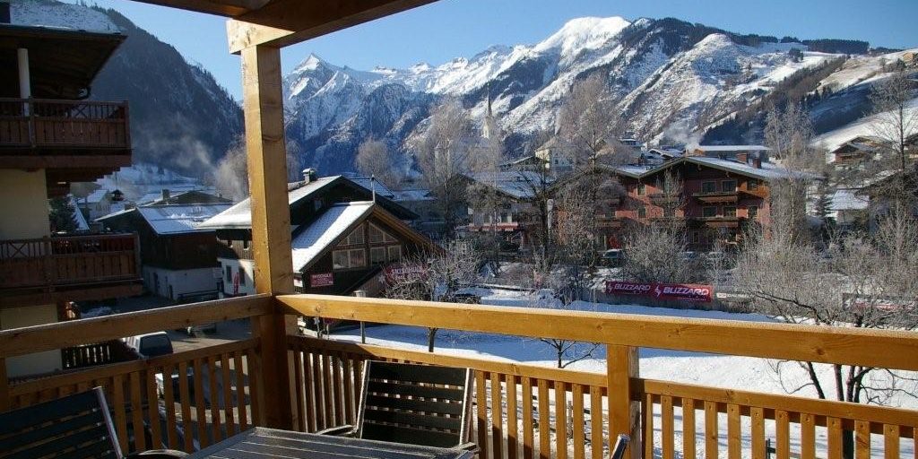 Penthouse Avenida Style Kaprun Zell am See-Kaprun Oostenrijk wintersport skivakantie luxe balkon tafel stoelen besneeuwde bergen penthouse Style 8