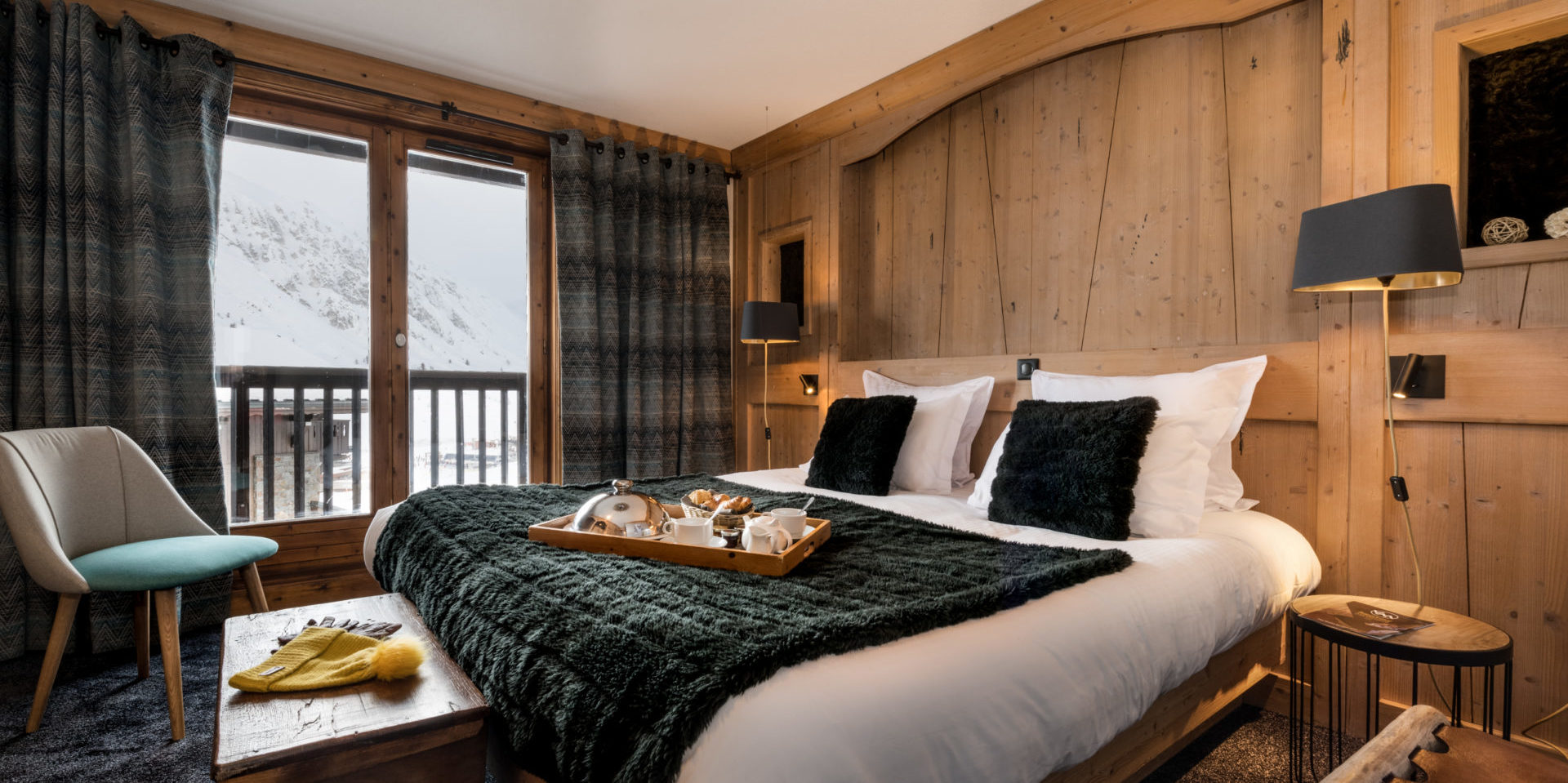 Hotel Les Suites du Montana Tignes Tignes-Val d'Isere Frankrijk wintersport skivakantie luxe suite 2-persoonsbed high tea fauteuil raam