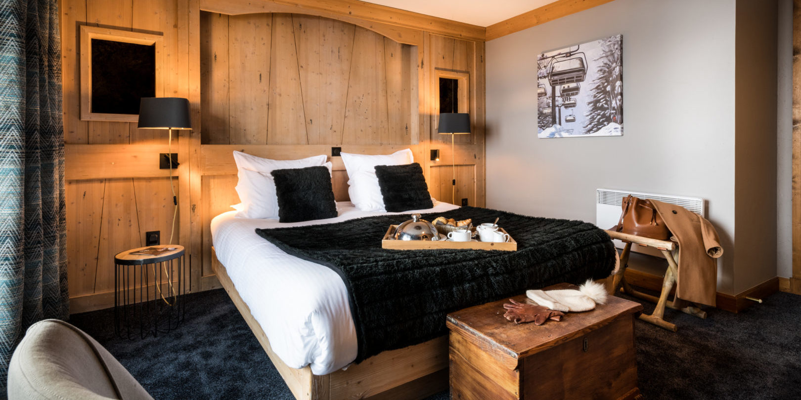 Hotel Les Suites du Montana Tignes Tignes-Val d'Isere Frankrijk wintersport skivakantie luxe suite duplex 2-persoonsbed fauteuil kist hout